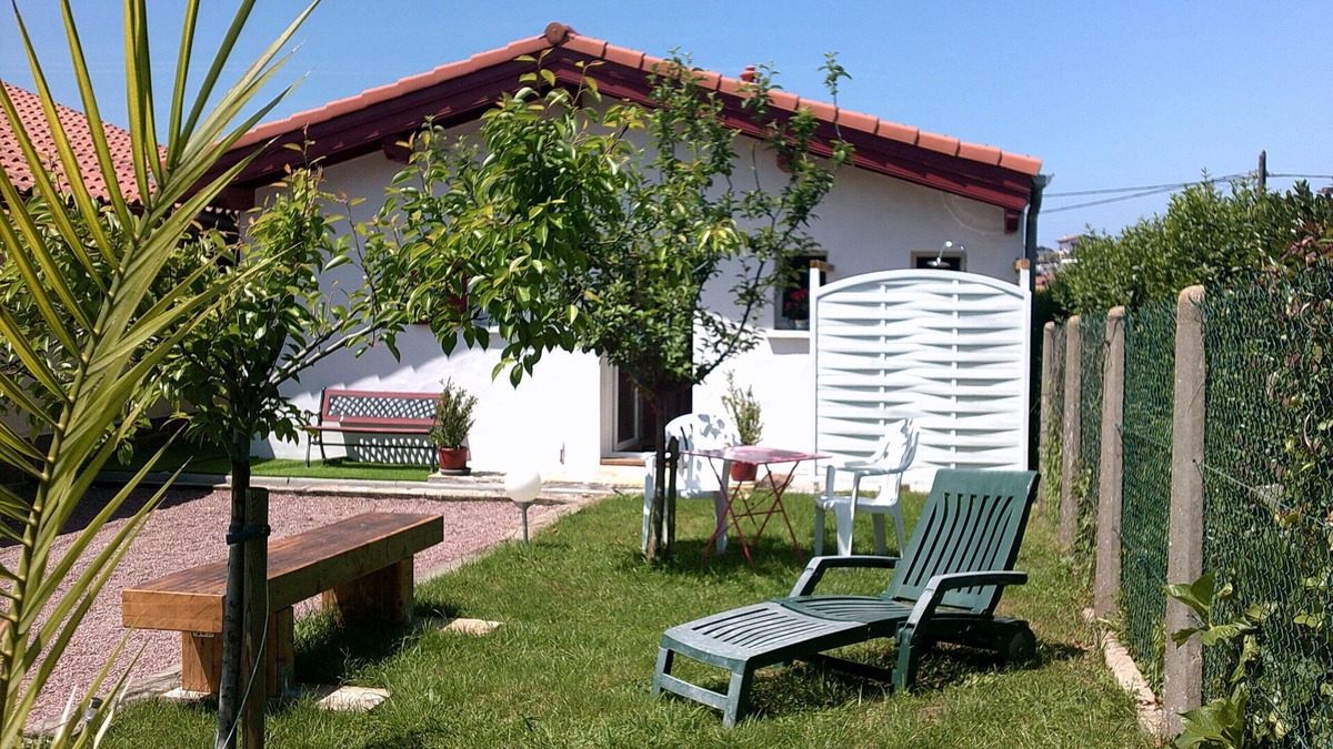 Bidart House | beach walk, charming villa with pool, terrace, quiet garden. swimming pool