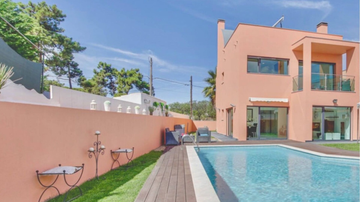Charneca de Caparica e Sobreda Villa | Beach Walk Villa with Pool. Just remodeled, proximity to golf and Lisbon!