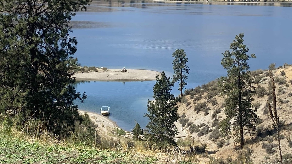Davenport House | "Beach your boat and walk up" - Sunday Bay on Lake Roosevelt