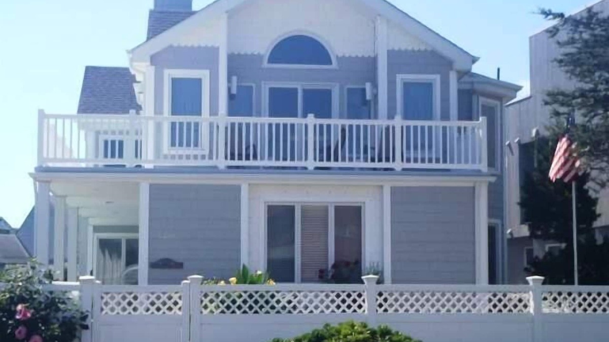 Gardens House | Beachblock, Ocean View, Private Pool, Grill & More!