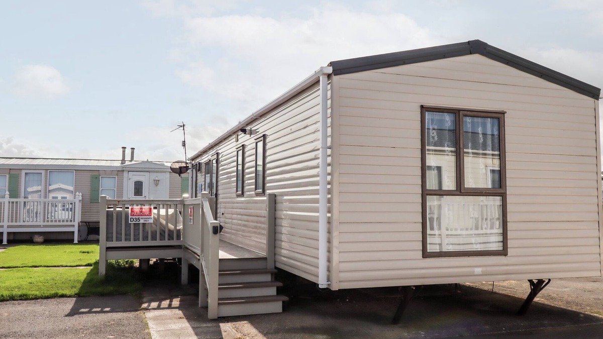 St George Cottage | BEACHCOMBER D35, pet friendly, character holiday cottage in Towyn