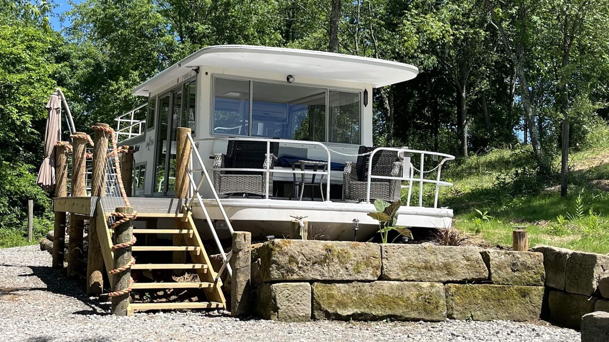 Langsville Boat Rental | Beached houseboat with lots of character and deck jacuzzi