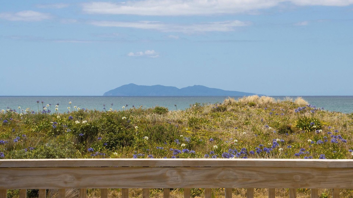 Waihi Beach House | Beached on Broadway - Perfect for Couples, Families or Friends