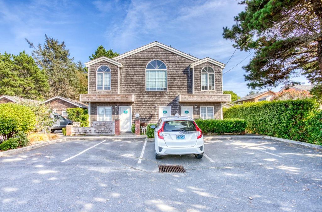 Downtown Cannon Beach Apartment | Beaches Inn | Pelicans View Cottage