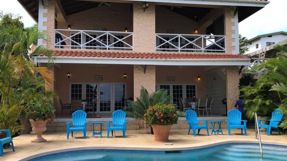 Black Rock House | Beachfront 1 Bedroom Apartment on Courland Bay with Salt Water Pool.