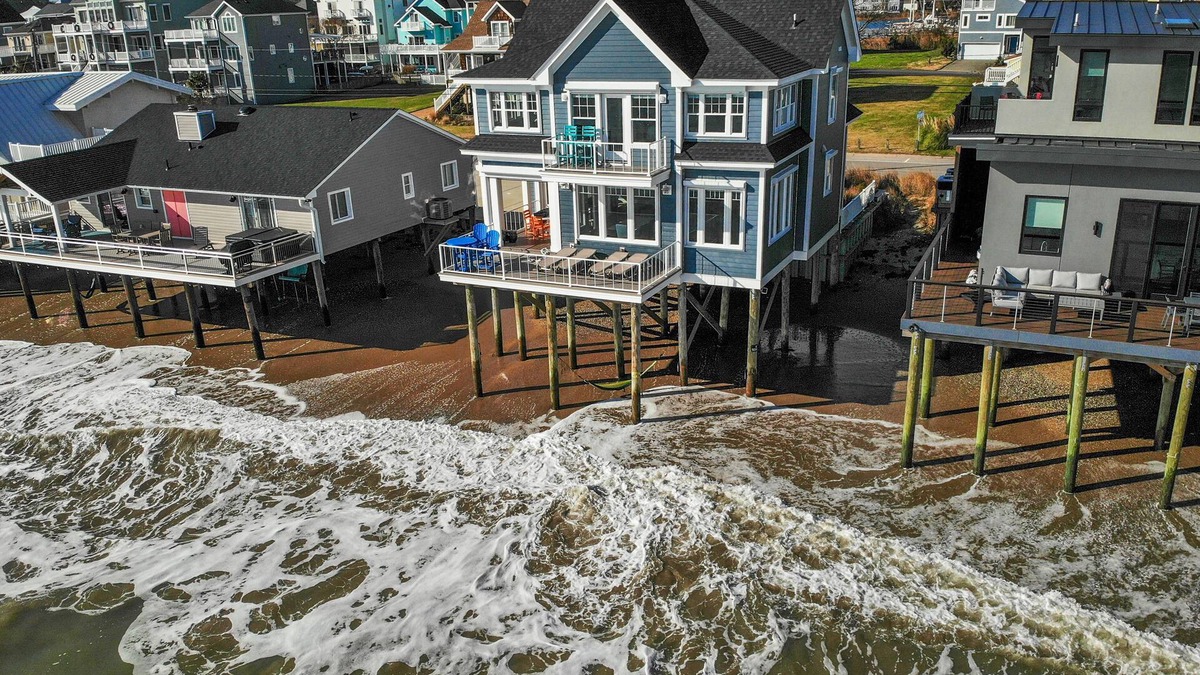 Hampton House | Beachfront 2 Dwellings, EV charger,25-30 mi to Busch gardens Jamestown VA Beach.