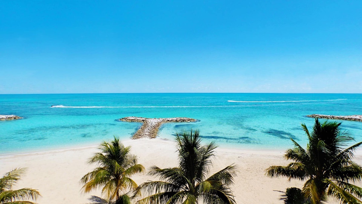 Palm Cay House | Beachfront 4 Bedroom Luxury Villa Directly On White Sand Beach