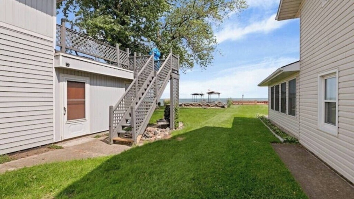 Lakeshore House | Beachfront 5BDRM Lakehouse