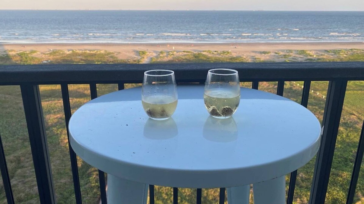 Galveston Condo | Beachfront 8th floor Studio - Stunning View