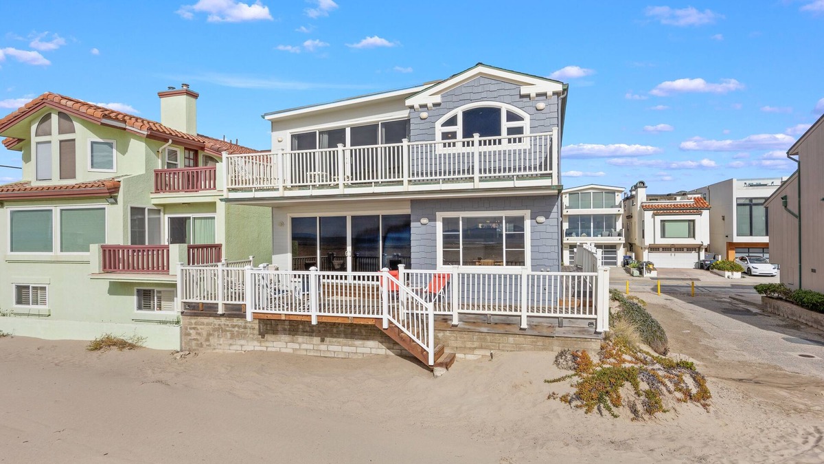Hollywood Beach House | Beachfront abode with spacious deck, pool table, gas grill, smart TVs, & W/D