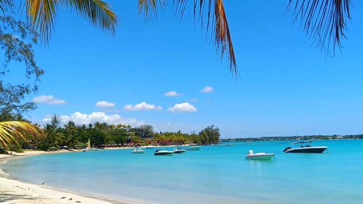 Pereybere Villa | Beachfront air-conditioned 4 bedroom equipped villa.