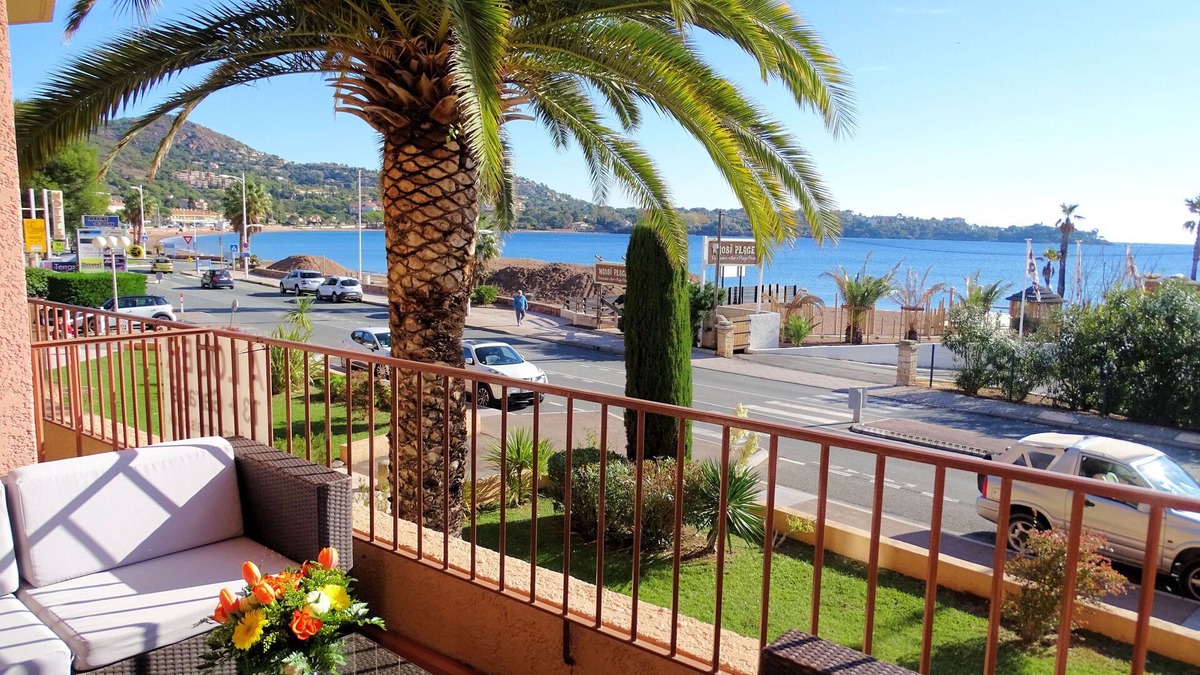Agay Apartment | Beachfront apartment for 6 people, sea and beach views