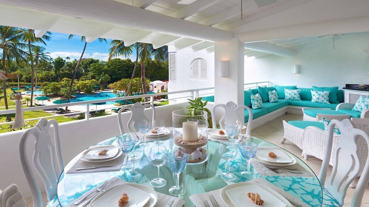 Porters Apartment | Beachfront Apartment With A Large Communal Pool And Close To Restaurants
