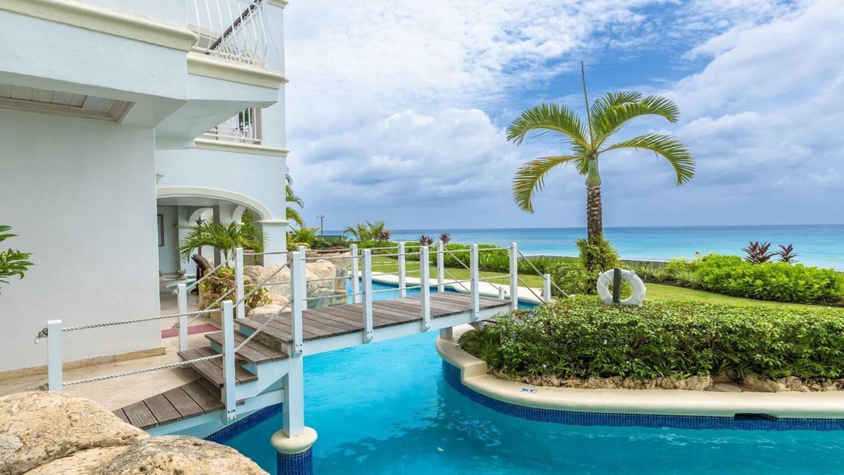 Old Trees Bay Apartment | Beachfront Apartment With Plunge Pool & Direct Access To Paynes Bay Beach