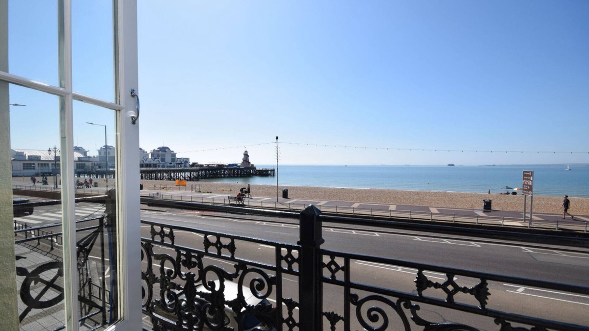 Southsea Apartment | Beachfront Apartment with Balcony and Panoramic Seaviews