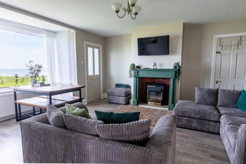 Bridlington Apartment | BEACHFRONT APARTMENT - Ground Floor Apartment with Sea Views, Next to the Beach, Bridlington, North Yorkshire