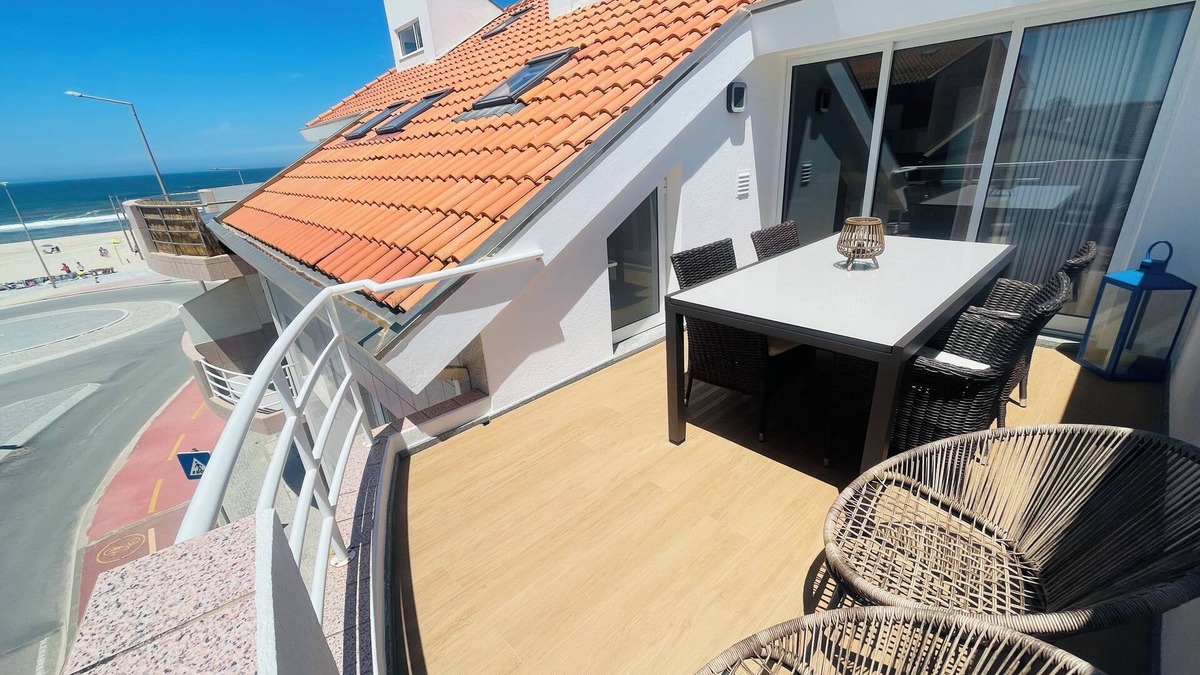 Torreira Apartment | Beachfront apartment with terraces.