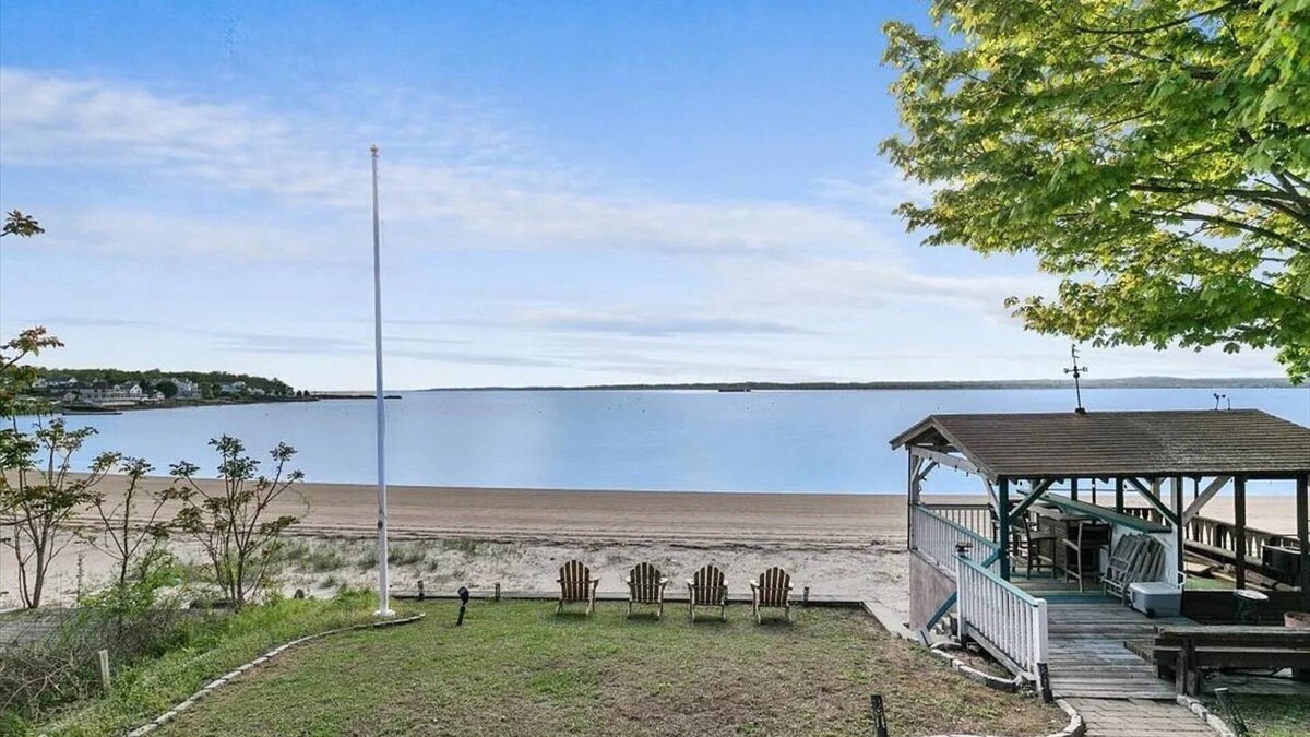 East Shore Apartment | Beachfront Apartment- 10 min from Downtown