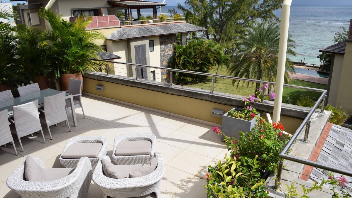 La Mivoie Condo | Beachfront apartment with stunning sea views.