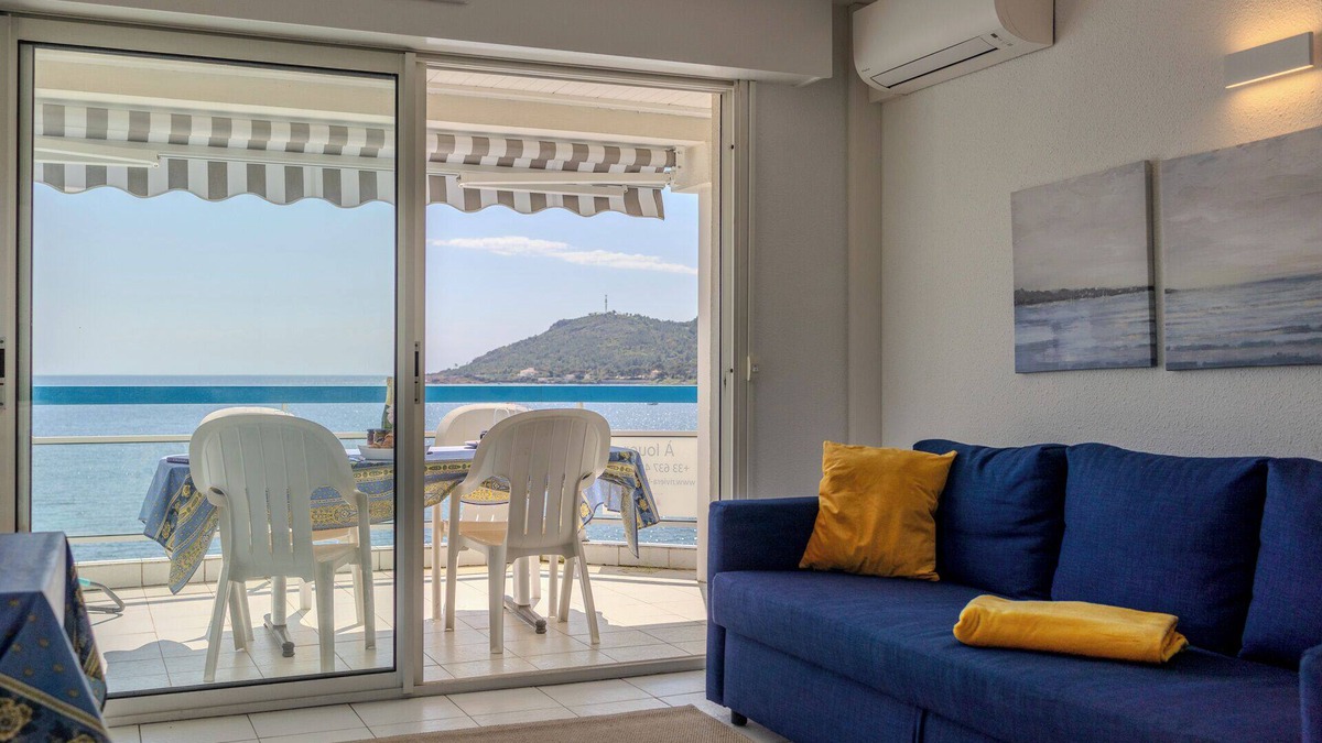 Agay Apartment | Beachfront apartment with sea view for four persons in the town centre