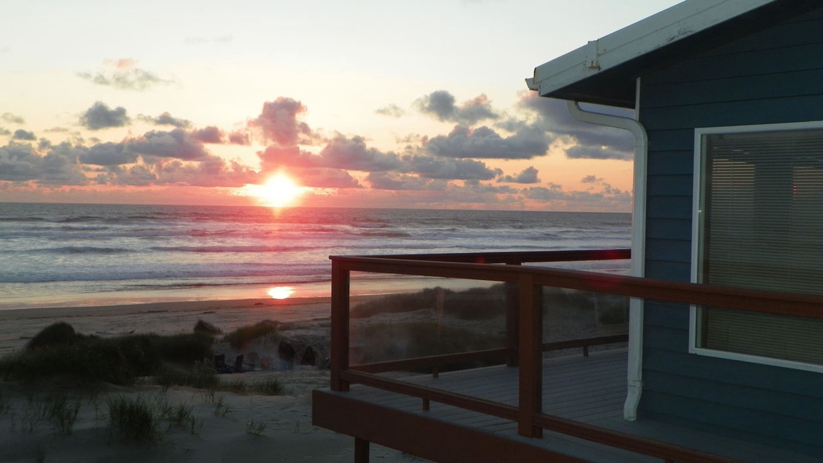 Bayshore House | BEACHFRONT, AWESOME VIEWS & EASY BEACH ACCESS. 5 bedrooms, 4 baths. 2 Kitchens.