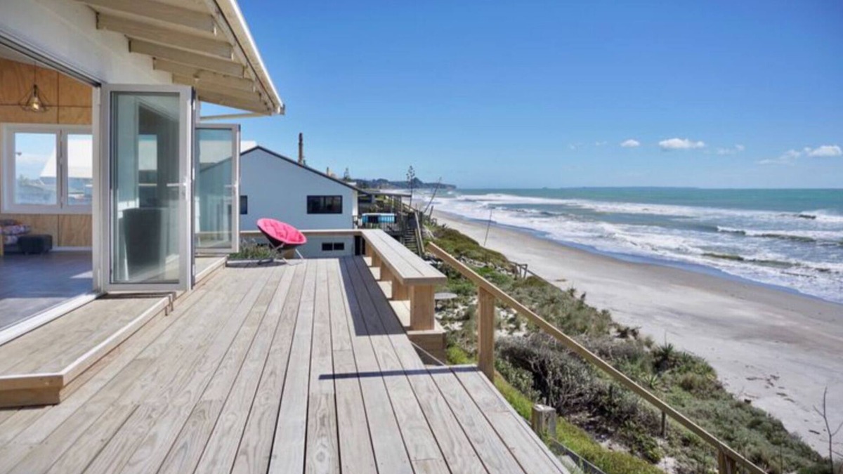 Pukehina House | Beachfront Bach with Amazing Views