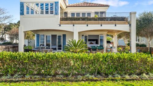 Arkles Bay House | Beachfront Beauty