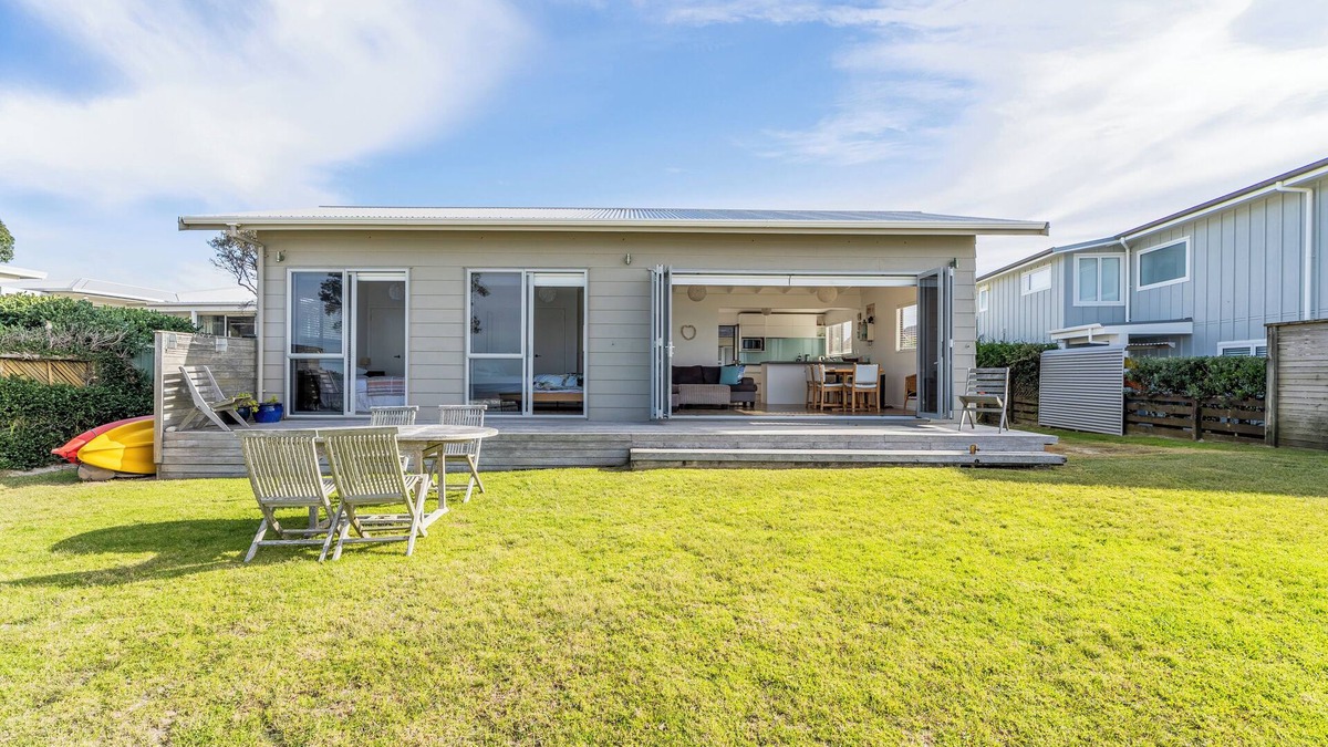 Whangamata Cottage | Beachfront Beauty - Whangamata Beachfront Home