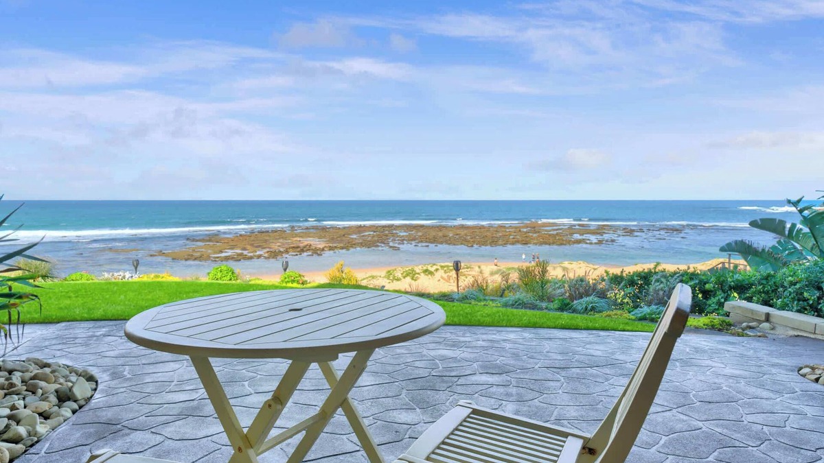 Blue Bay Apartment | Beachfront Bliss for Two l Nova Escapes
