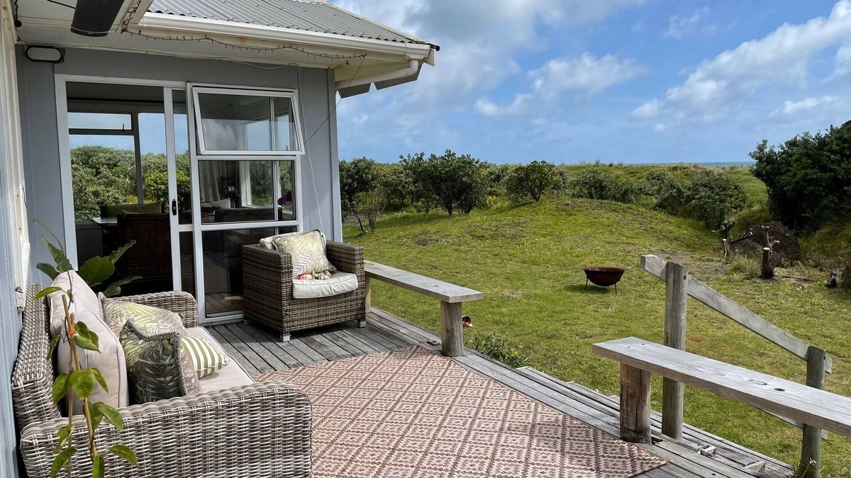 Piha House | Beachfront Bliss with Private Access to North Piha – Cozy Family Home & Sleepout