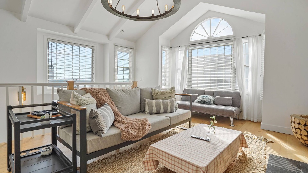Peninsula House | Beachfront Bliss: Your Ideal Home by the Waves!