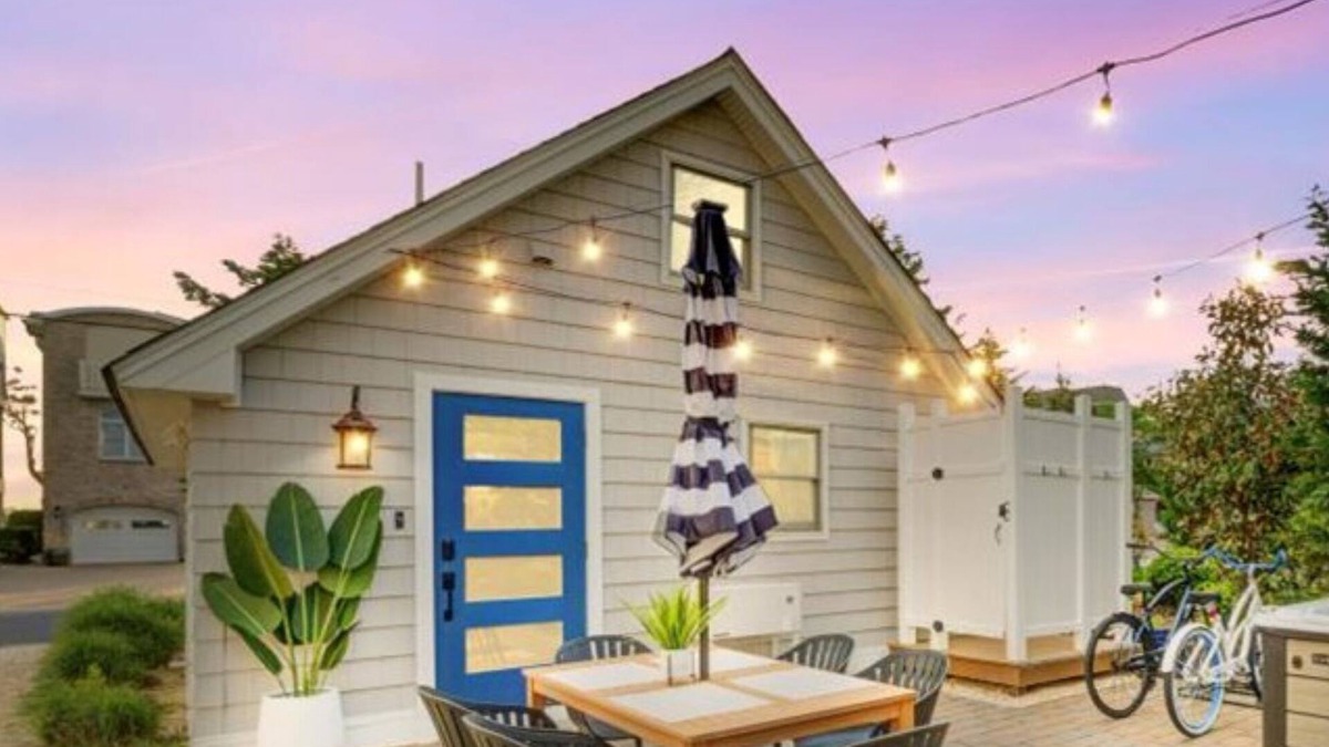 Sea Bright House | Beachfront Bungalow with Pvt Beach access