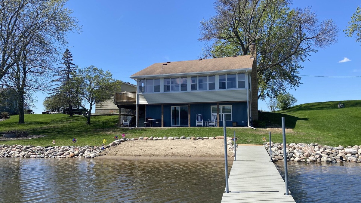 Annandale Cabin | Beachfront Cabin with Lake Views & Harry Potter Room