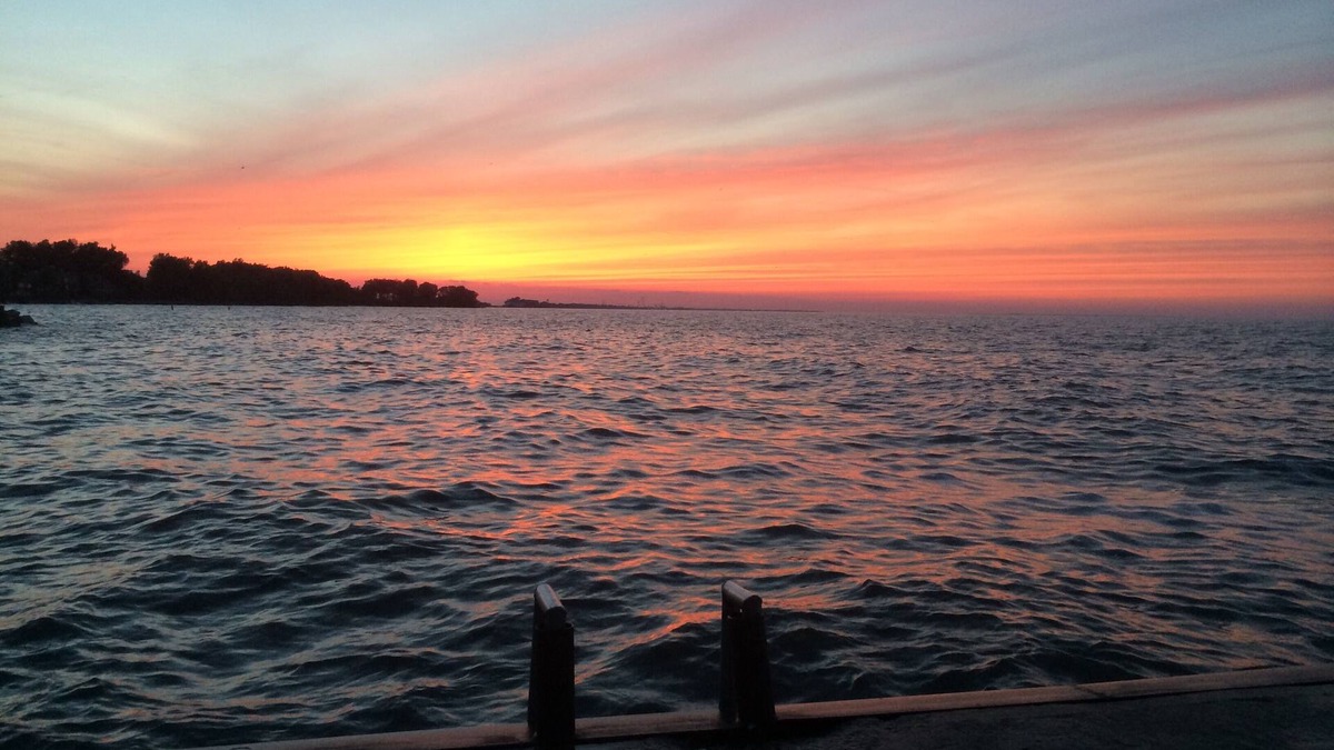 Huron House | Beachfront + Cedar Point + Fishing + Firepit + Park & Pier = Lake House Vibe!