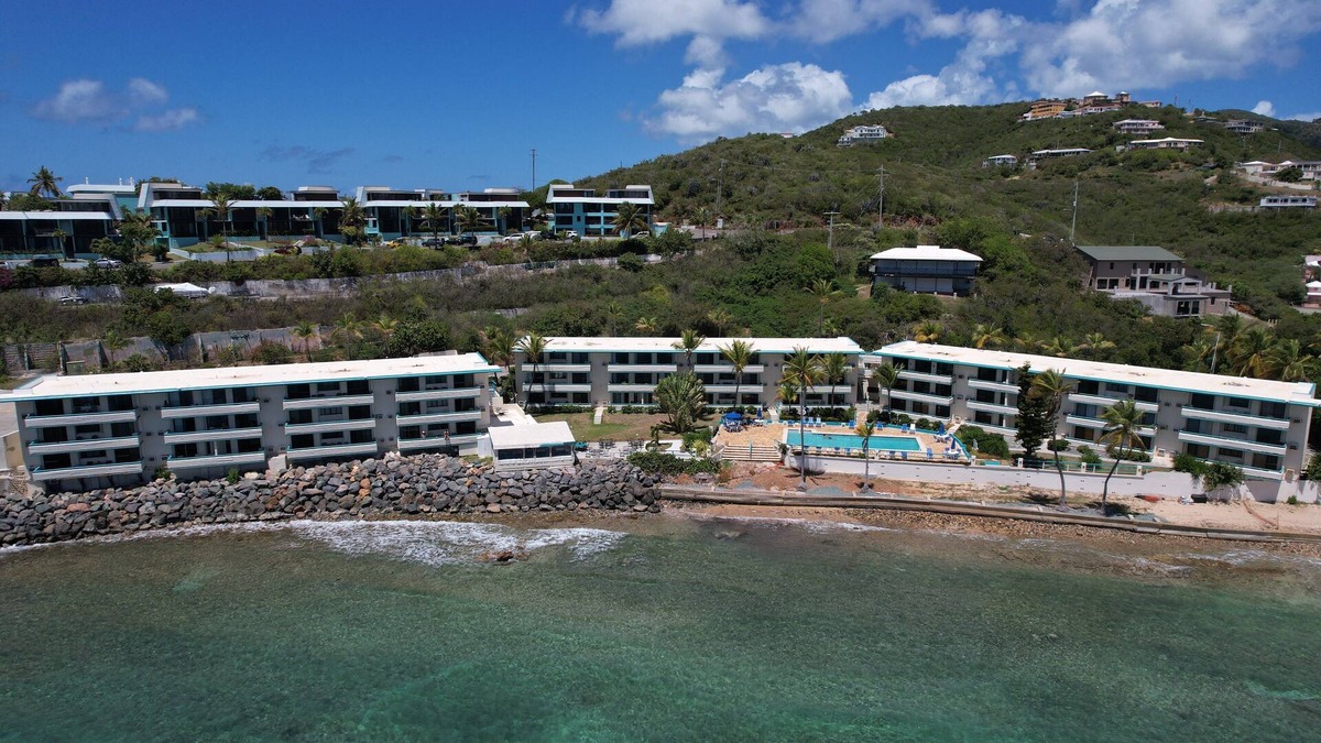 Bolongo Bay Apartment | Beachfront Condominium + bar/restaurant on-site: LeBlu