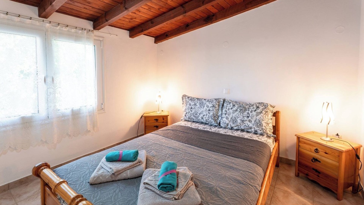 Malakonta House | Beachfront Cottage with Spectacular Evian Gulf Views – 3 Minutes from Eretria