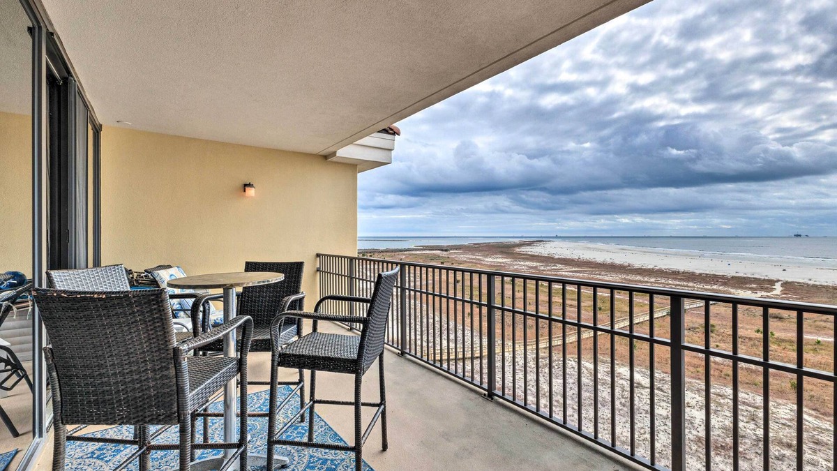Dauphin Island Condo | Beachfront Dauphin Island Condo: Pool Access!