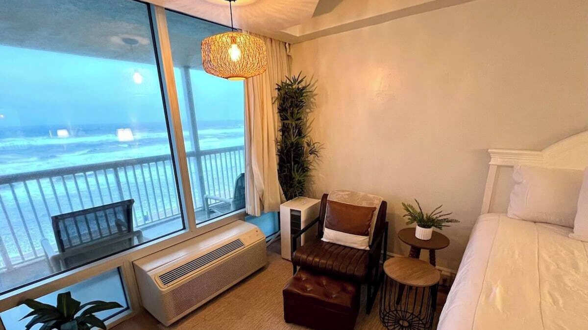 Ortona Park Condo | Beachfront – Direct Ocean View - 2 Queen Beds