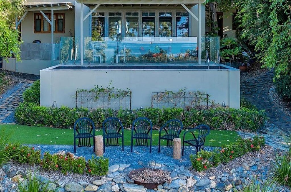 Oak Beach Villa | Beachfront Dolphin Cabin