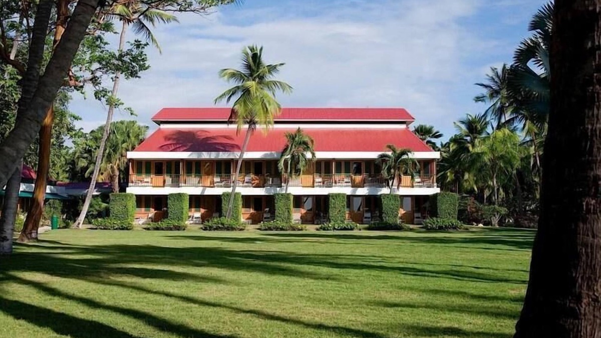 Carenero Apartment | Beachfront Dream! White Sand Beach, Pools, Family-Friendly, Parking!