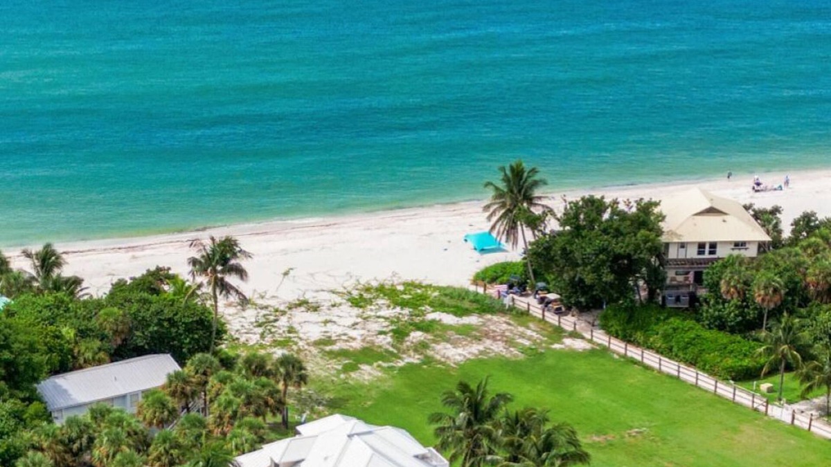 Jose's Hideaway House | ☀︎🏝⛱︎ Beachfront Elegance⛱︎🏝☀︎ n[2025 Spring + Summer Weeks Available Now!]