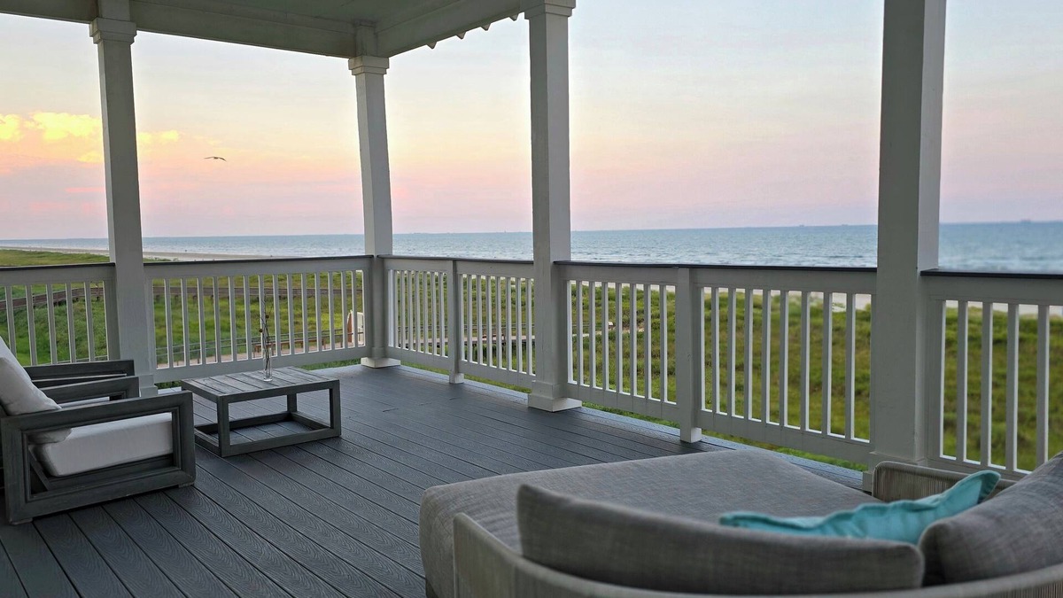 Galveston House | BEACHFRONT! ELEVATOR! HOT TUB! CUSTOM BUILT! GATED COMMUNITY! A BIT OF PARADISE
