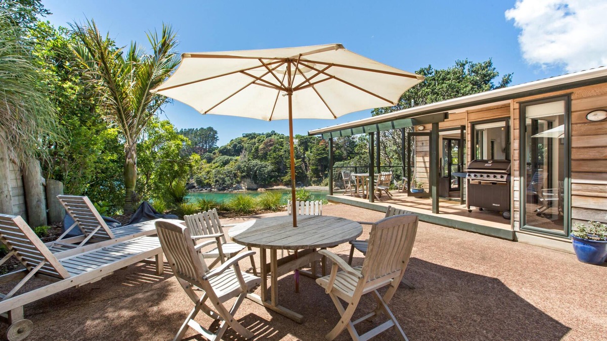 Ostend House | Beachfront Enclosure Bay - Modern 4 Bedroom Home with the Beach on your Doorstep!