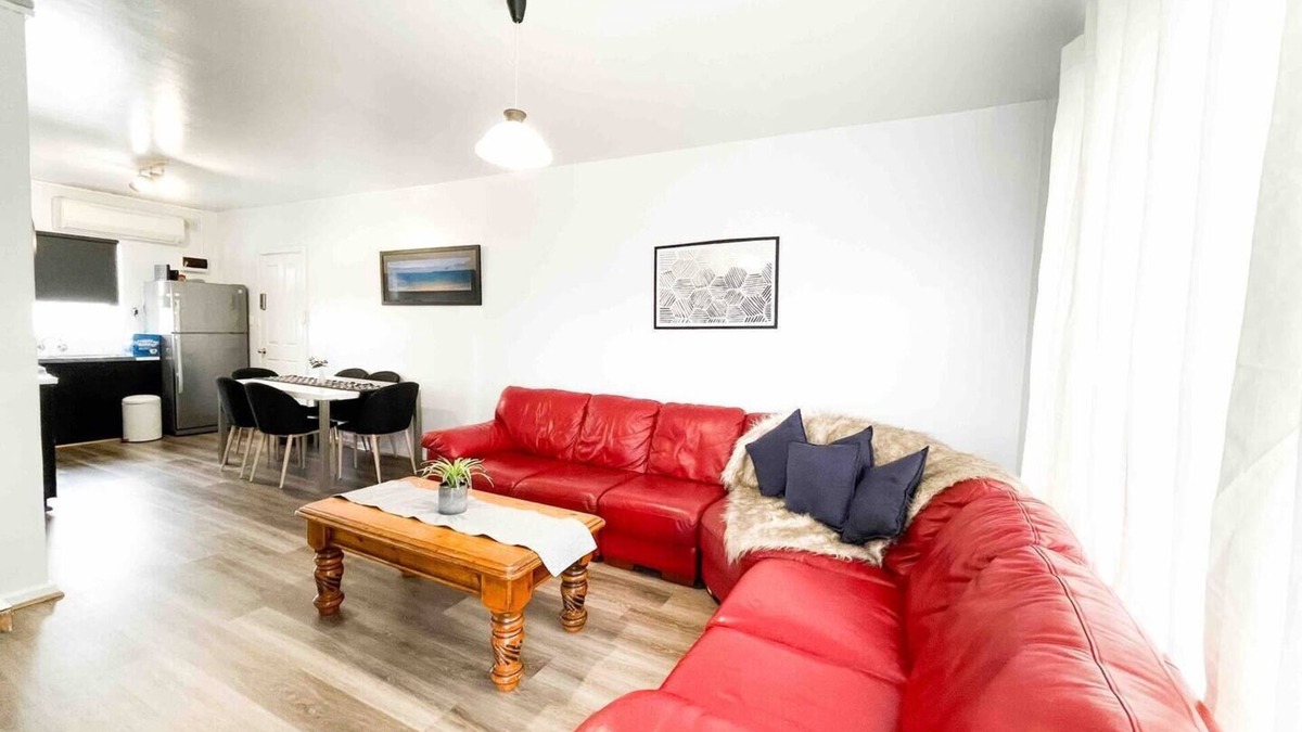 Glenelg North Apartment | Beachfront Escape No 5: Your Perfect Spot for Fun, Sun, and Sea Right on the Waterfront – Pets Welcome!