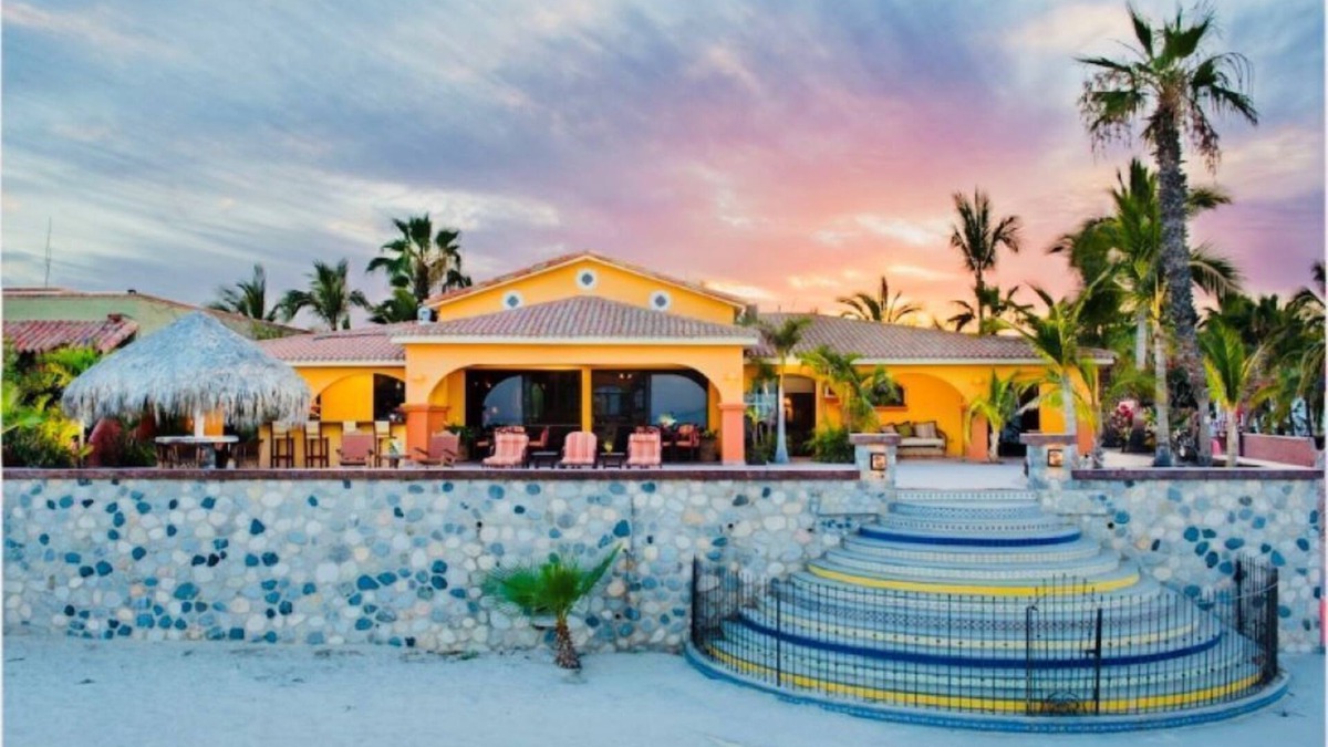 Los Barriles House | Beachfront Estate Sleeps 12! Walk everywhere in Los Barriles with pool & spa