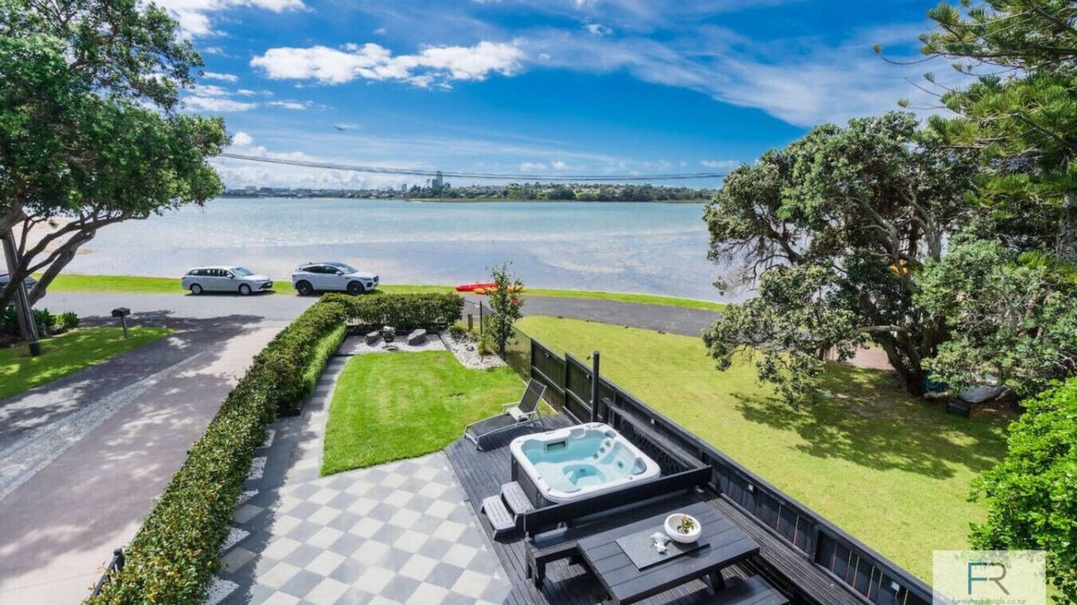 Bayswater House | Beachfront Executive Home in Bayswater