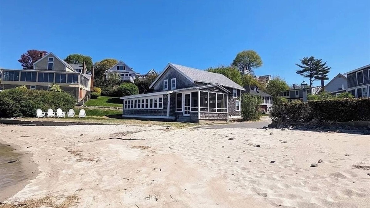 Ipswich Cottage | Beachfront family dream escape