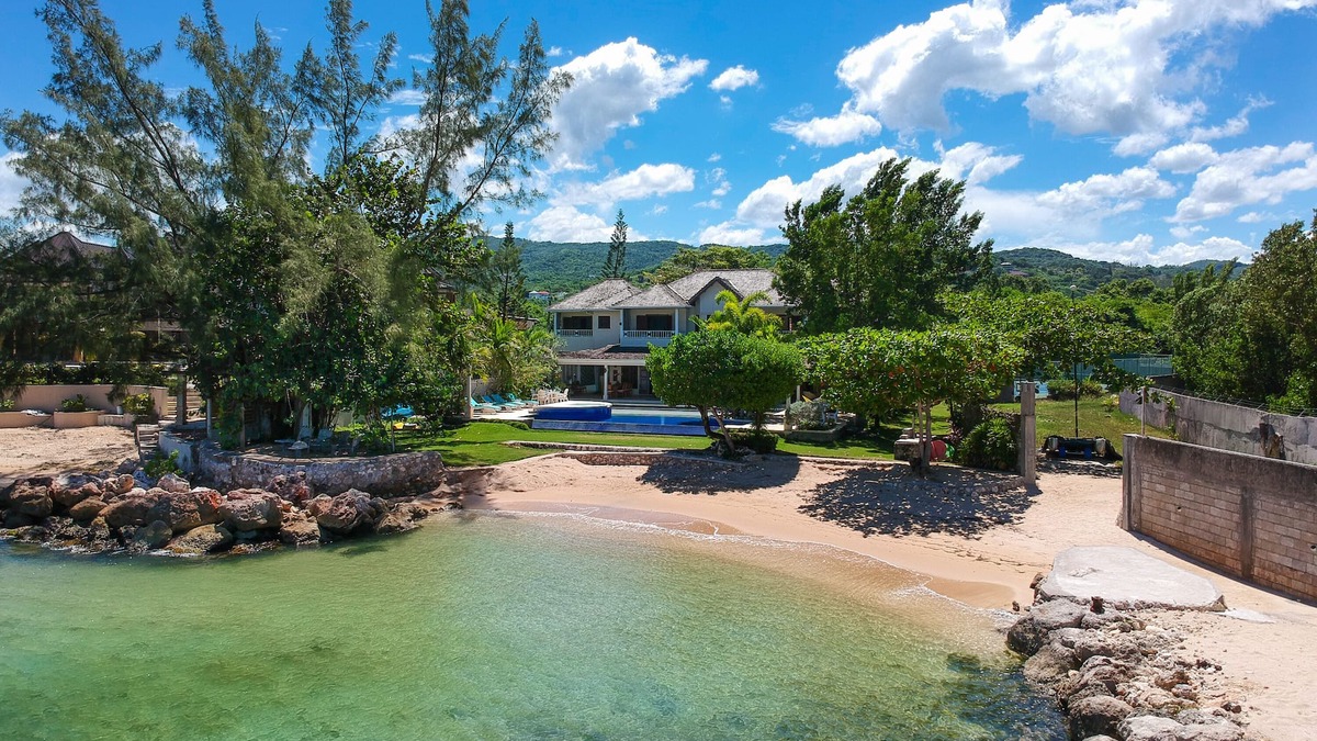 Runaway Bay Villa | BEACHFRONT - Fully staffed Private Villa