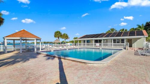 Bayview House | Beachfront Gem Mins To The Beach Pool Hot Tub