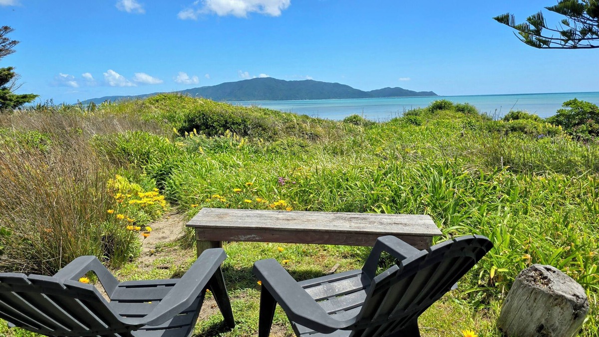 Waikanae Cottage | Beachfront Getaway - Waikanae Beach Holiday Home